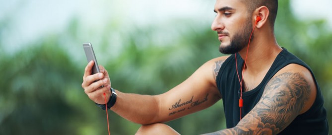 Postura incorreta ao usar celular comsi saúde