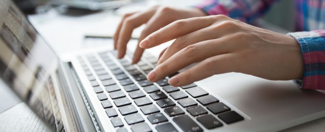 posicionamento correto das mãos no teclado comsi saúde