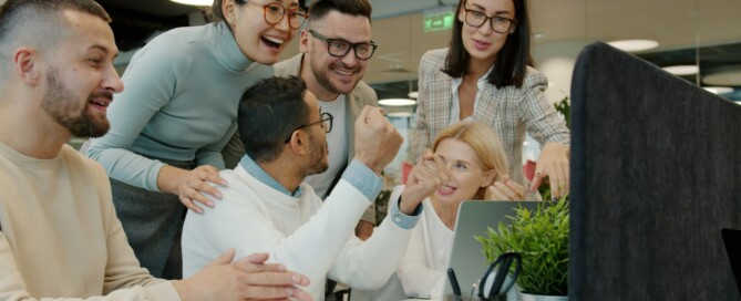 Equipe sorrindo e colaborando em escritório
