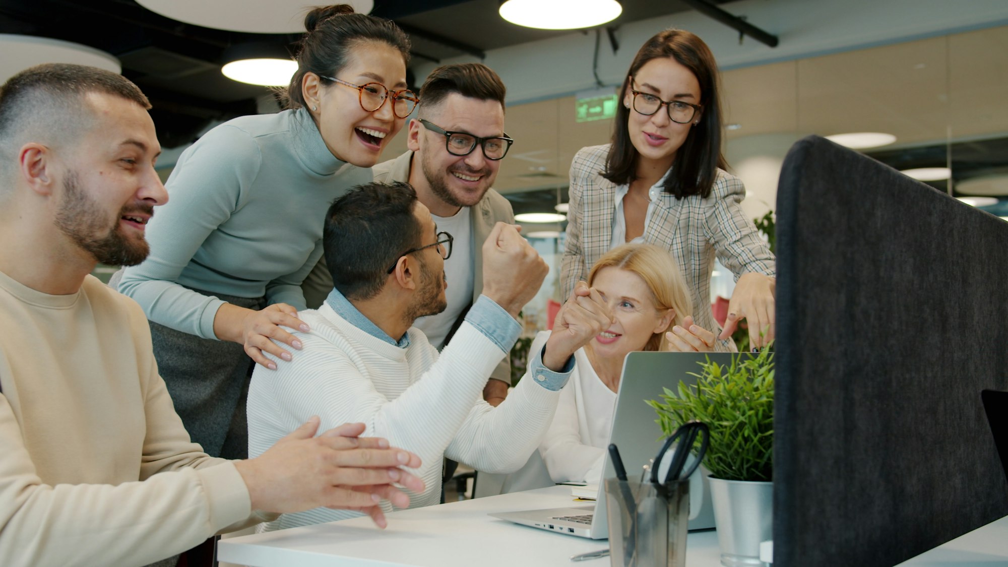 Equipe sorrindo e colaborando em escritório
