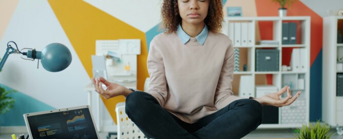 Mulher meditando na mesa de trabalho
