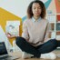 Mulher meditando na mesa de trabalho
