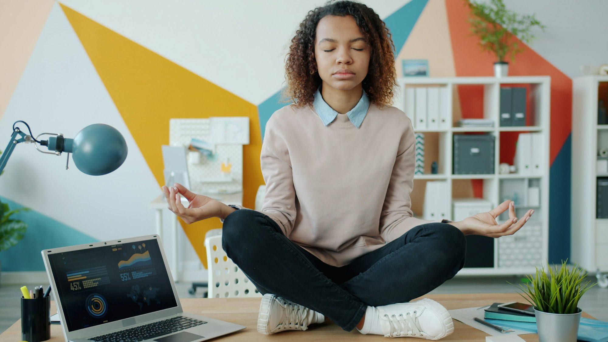 Mulher meditando na mesa de trabalho