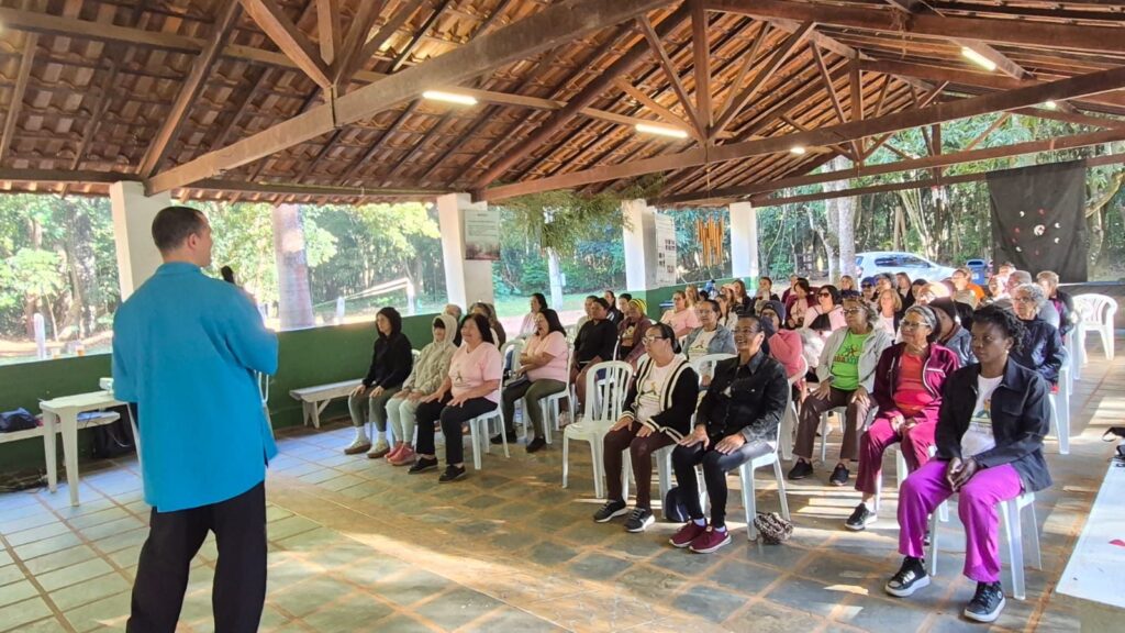 Aula de Tai Chi Chuan e ginástica laboral conduzida pela ComSi Saúde