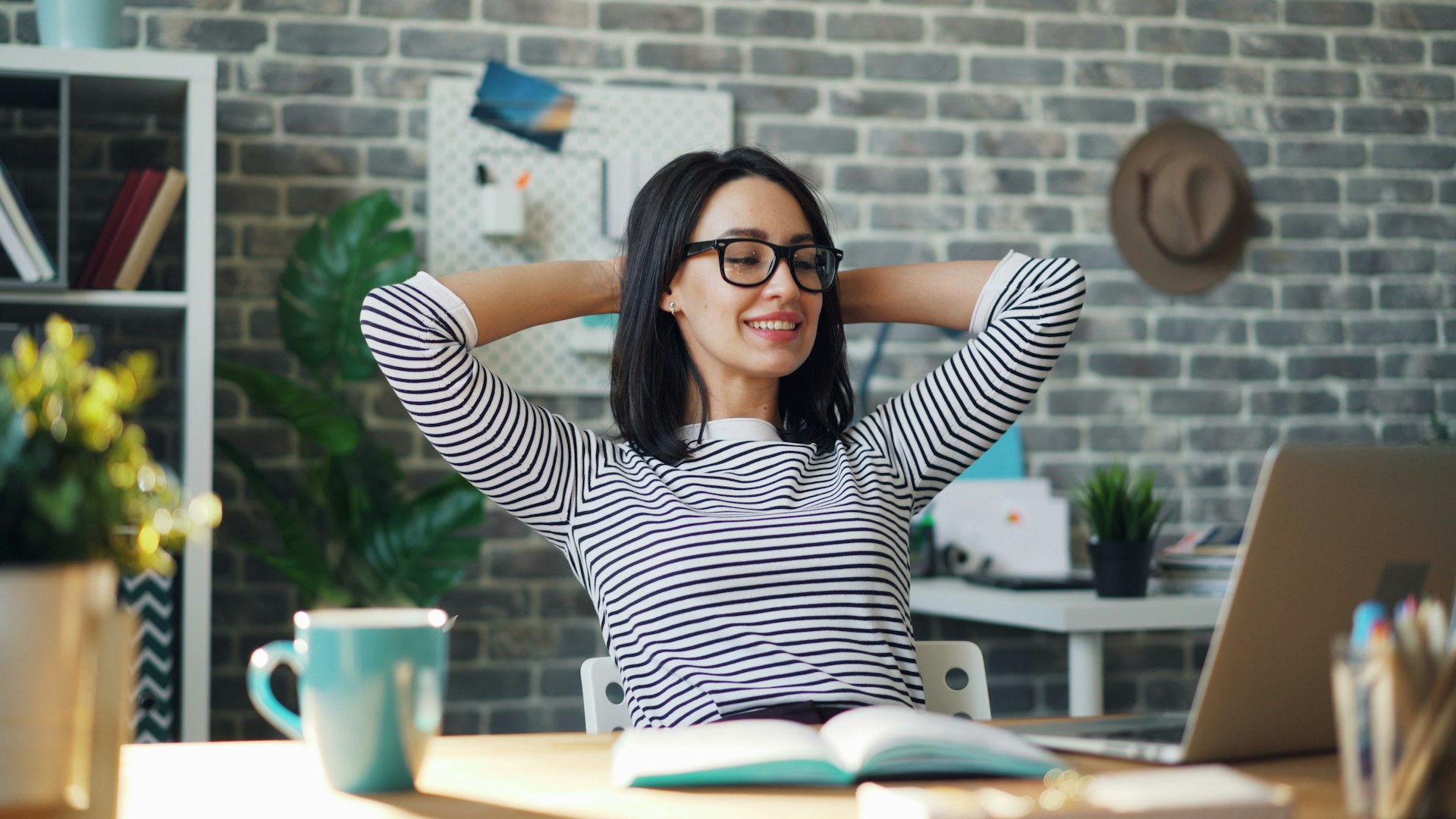 Colaboradora relaxando na mesa de trabalho: qualidade de vida no trabalho com a ComSi
